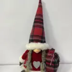 Figura de gnomo femenino de 25 x18 x50 cm con sombrero y bolsa a cuadros en rojo