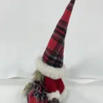 Figura de gnomo femenino de 25 x18 x50 cm con sombrero y bolsa a cuadros en rojo