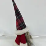 Figura de gnomo femenino de 25 x18 x50 cm con sombrero y bolsa a cuadros en rojo