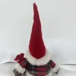 Figura de gnomo de 23 x15 x40 cm con sombrero y bolsa a cuadros en rojo