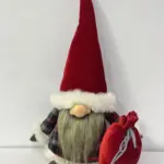 Figura de gnomo de 23 x15 x40 cm con sombrero y bolsa a cuadros en rojo