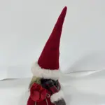 Figura de gnomo de 23 x15 x40 cm con sombrero y bolsa a cuadros en rojo