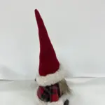 Figura de gnomo de 23 x15 x40 cm con sombrero y bolsa a cuadros en rojo