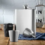 Licorera de bolsillo con vasos Manhattan