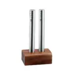 Juego de salero y pimentero con base cuadrada de madera