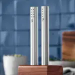 Juego de salero y pimentero con base cuadrada de madera