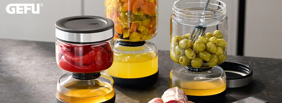 Frascos de vidrio GEFU con pimientos, encurtidos y aceitunas verdes