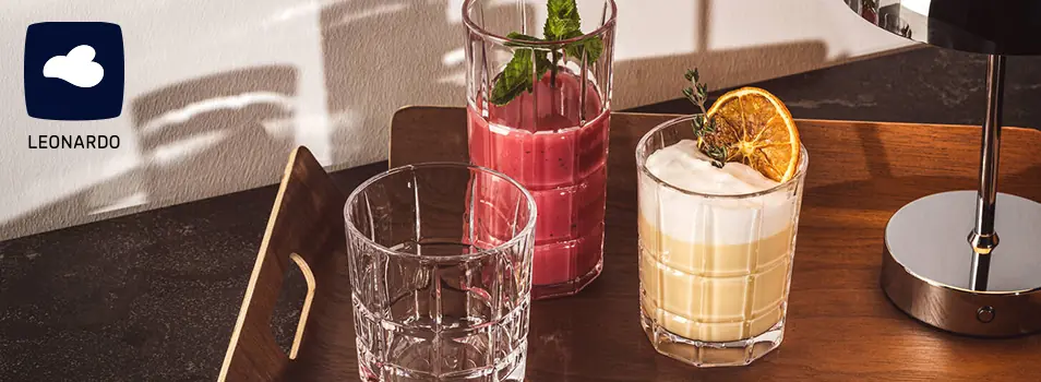 Vasos de cristal LEONARDO con un licuado de frutos rojos y una bebida con naranja deshidratada